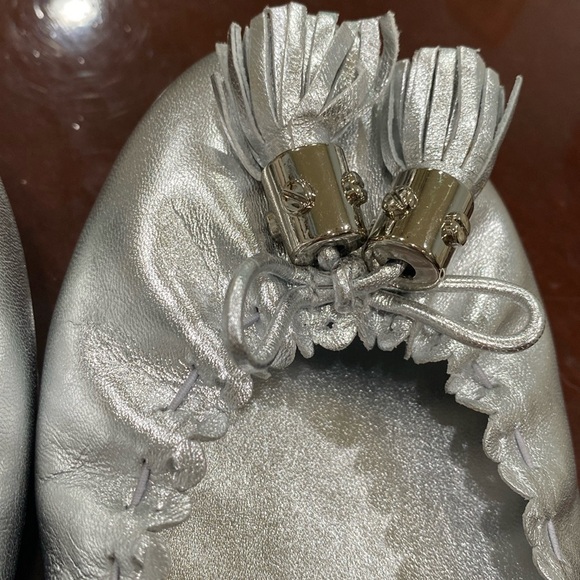 TORY BURCH SILVER LEATHER BALLET FLATS SHOES FESTIVE TASSELS FRONT SIZE 11 NEW - Picture 8 of 16